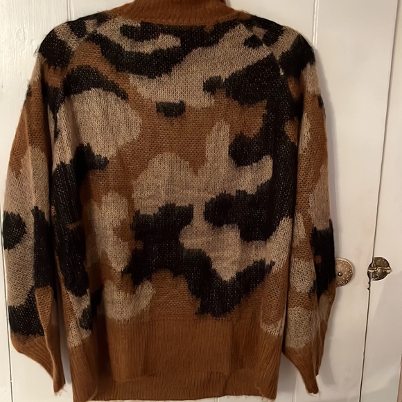 Net.153 NWOT Leopard Turtleneck Sweater M/L - Picture 3 of 3